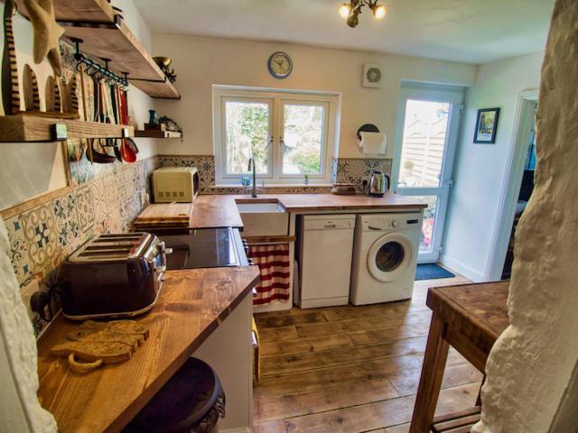 Knocker Cottage Is A 3 Bedroom Made Up Of 1 Double Bedroom And 2 Small Double Bedrooms In Small Village 10 Min To Beaches Camborne Eksteriør billede